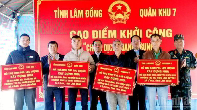 Místopředseda vlády Bui Thanh Son a představitelé provincie Lam Dong, zástupci 7. vojenského regionu, předali symbolické plakety s názvem „Podpora financování a sil pro výstavbu domů“ čtyřem rodinám v obci D'Ran. ndo_br_9-5672.jpg