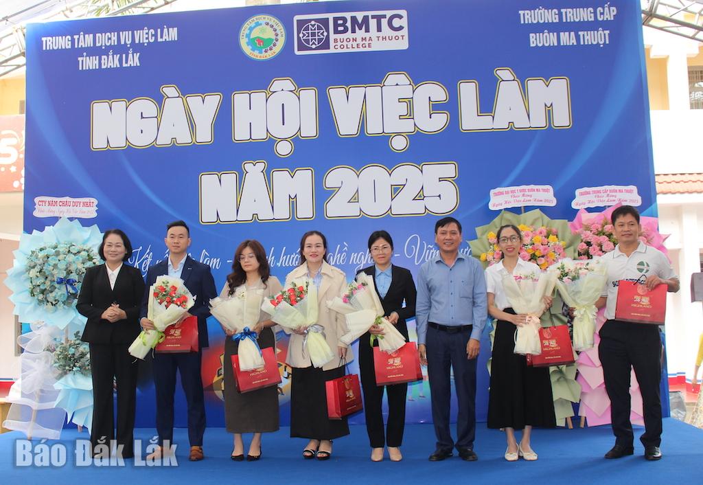 Vedoucí pracovníci Provinčního centra zaměstnanosti a střední školy Buon Ma Thuot předali květiny a dárky firmám zapojeným do náboru na festivalu.