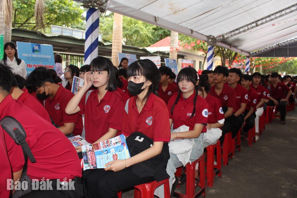 Studenti střední školy Buon Ma Thuot se účastní veletrhu pracovních příležitostí 2025.