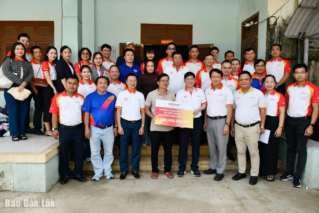 គណៈប្រតិភូការងាររបស់ធនាគារ HDBank បានផ្តល់រង្វាន់ចំនួន 2 ពាន់លានដុងដើម្បីជួយដល់ប្រជាជនឃុំ Hoa Thinh ក្នុងការកសាងឡើងវិញបន្ទាប់ពីគ្រោះមហន្តរាយធម្មជាតិ។