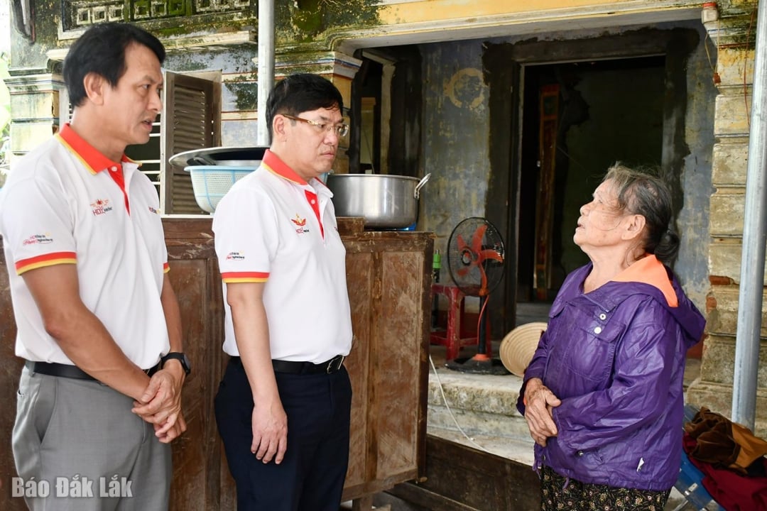 អគ្គនាយកធនាគារ HDBank លោក Nguyen Huu Dang (កណ្ដាល) និងអគ្គនាយករងធនាគារ HDBank លោក Tran Thai Hoa បានចុះសួរសុខទុក្ខ និងលើកទឹកចិត្តលោកស្រី Pham Thi Tam ដែលជាគ្រួសារដែលទទួលរងការខាតបង់យ៉ាងធ្ងន់ធ្ងរដោយសារទឹកជំនន់នៅភូមិ My Hoa ឃុំ Hoa Thinh។