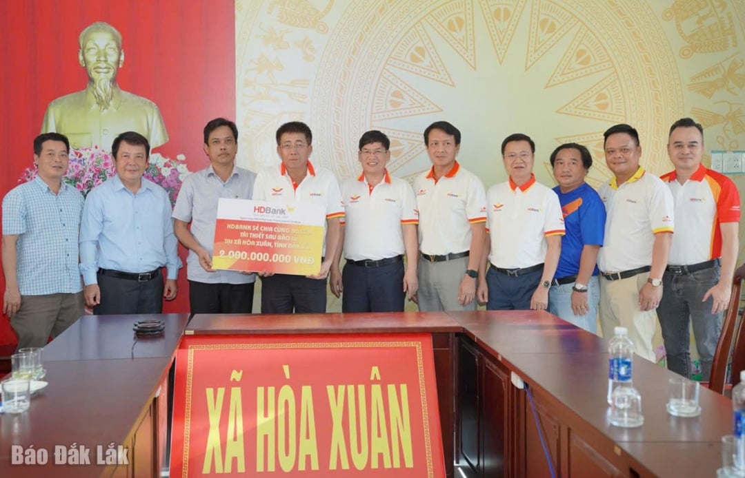 គណៈប្រតិភូការងាររបស់ធនាគារ HDBank បានផ្តល់រង្វាន់ចំនួន 2 ពាន់លានដុងដើម្បីជួយដល់ប្រជាជនឃុំ Hoa Xuan ជំនះផលវិបាកដោយទឹកជំនន់។