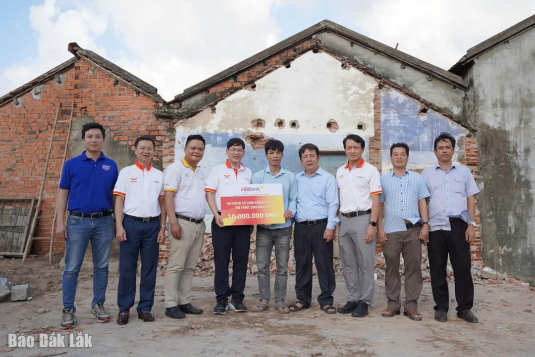 គណៈប្រតិភូ HDBank ប្រគល់អំណោយដល់គ្រួសារមួយនៅឃុំ Hoa Xuan ។