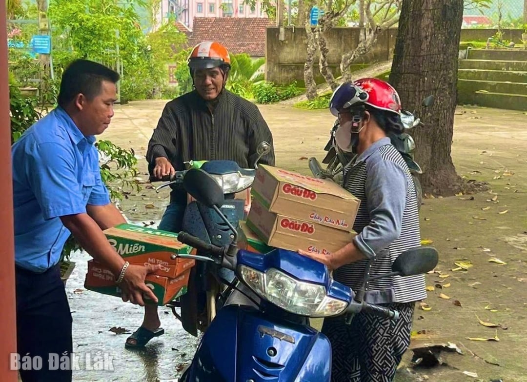 Lidé ve východní části Dak Laku nesou nezbytnosti na podporu obětí povodní v Binh Thuan.