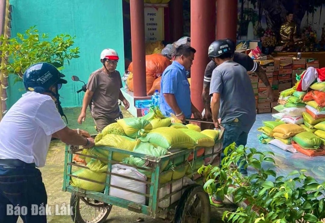 Dary nesou lásku obyvatel Dak Laku k obětem povodní v Binh Thuan.
