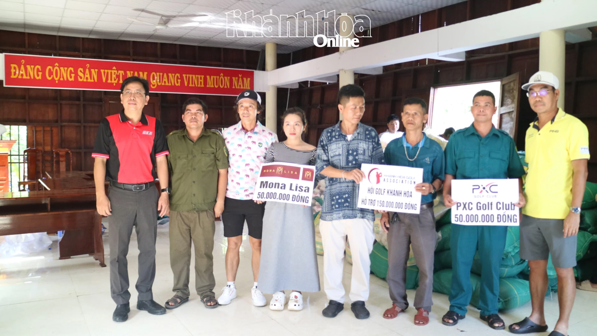 Vedoucí představitelé novin, rozhlasu a televize Khanh Hoa a zástupci golfové asociace Khanh Hoa předali dary zástupcům obce Nam Khanh Vinh.