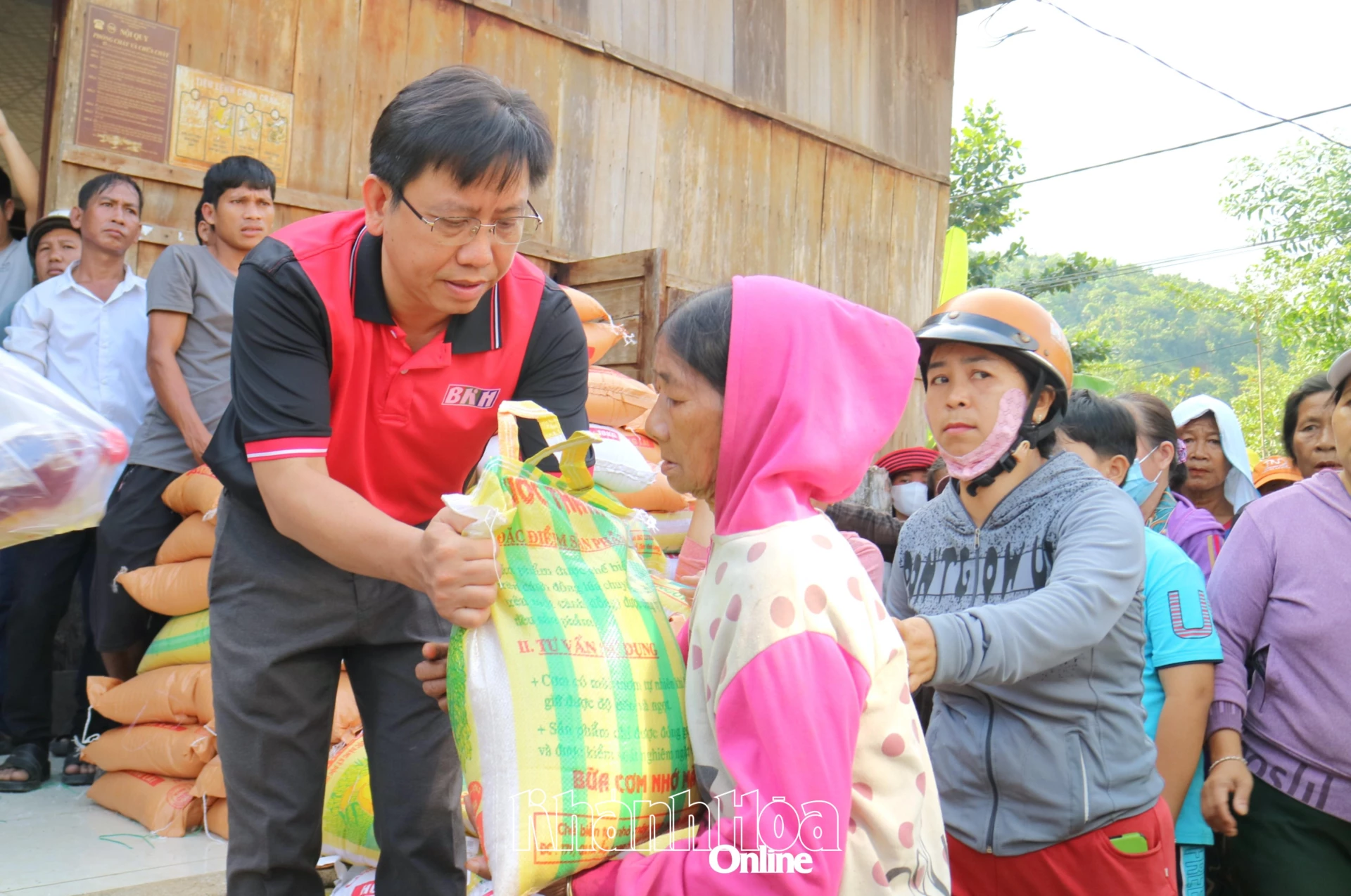 Vedoucí představitelé novin, rozhlasu a televize Khanh Hoa předali dary na podporu lidí ve vesnici Bo Lang v obci Nam Khanh Vinh.