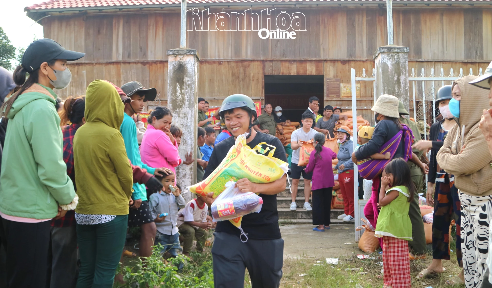 Radost lidí, když dostávají dárky.