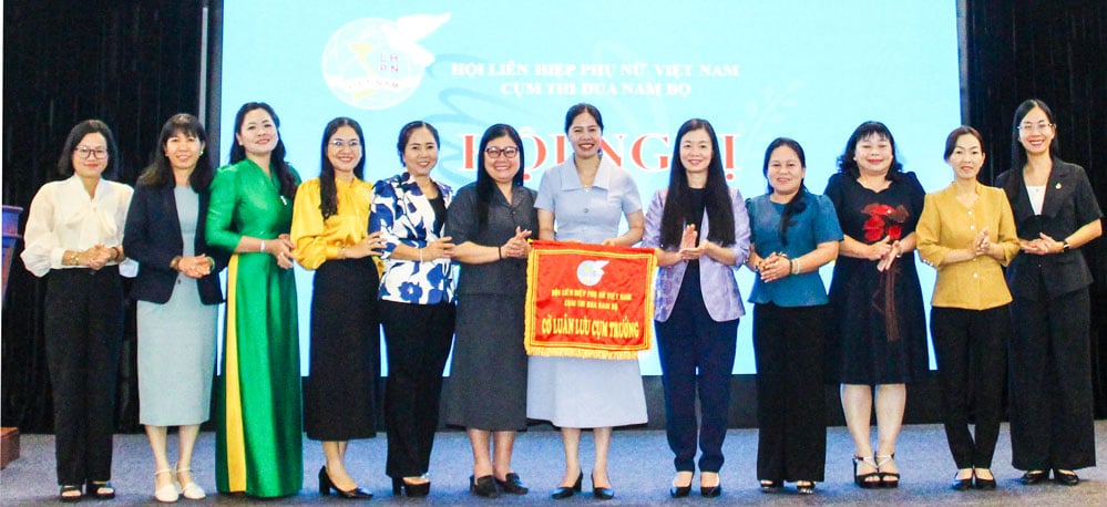 Der Provinzfrauenverband Ca Mau erhielt 2026 die rotierende Flagge des Clusterleiters vom Provinzfrauenverband An Giang.