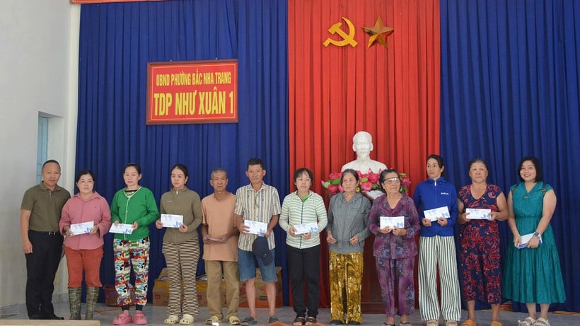 Representatives of the Hanoi Unesco Travel Club presented gifts to support people in Bac Nha Trang ward, Nha Trang city, Khanh Hoa province. (Photo: Provided by the Club)