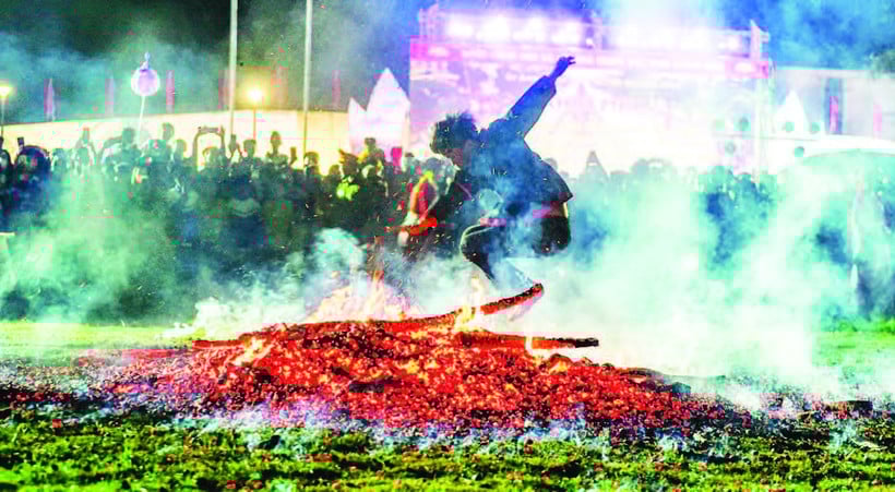 Festivalul dansului focului al grupului etnic Pa Then, comuna Tan Trinh, provincia Tuyen Quang.