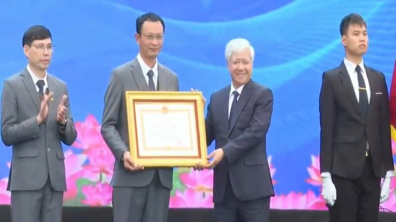 សមមិត្ត Do Van Chien បានប្រគល់មេដាយការងារថ្នាក់ទី២ ដល់សាកលវិទ្យាល័យឧស្សាហកម្ម Thai Nguyen។