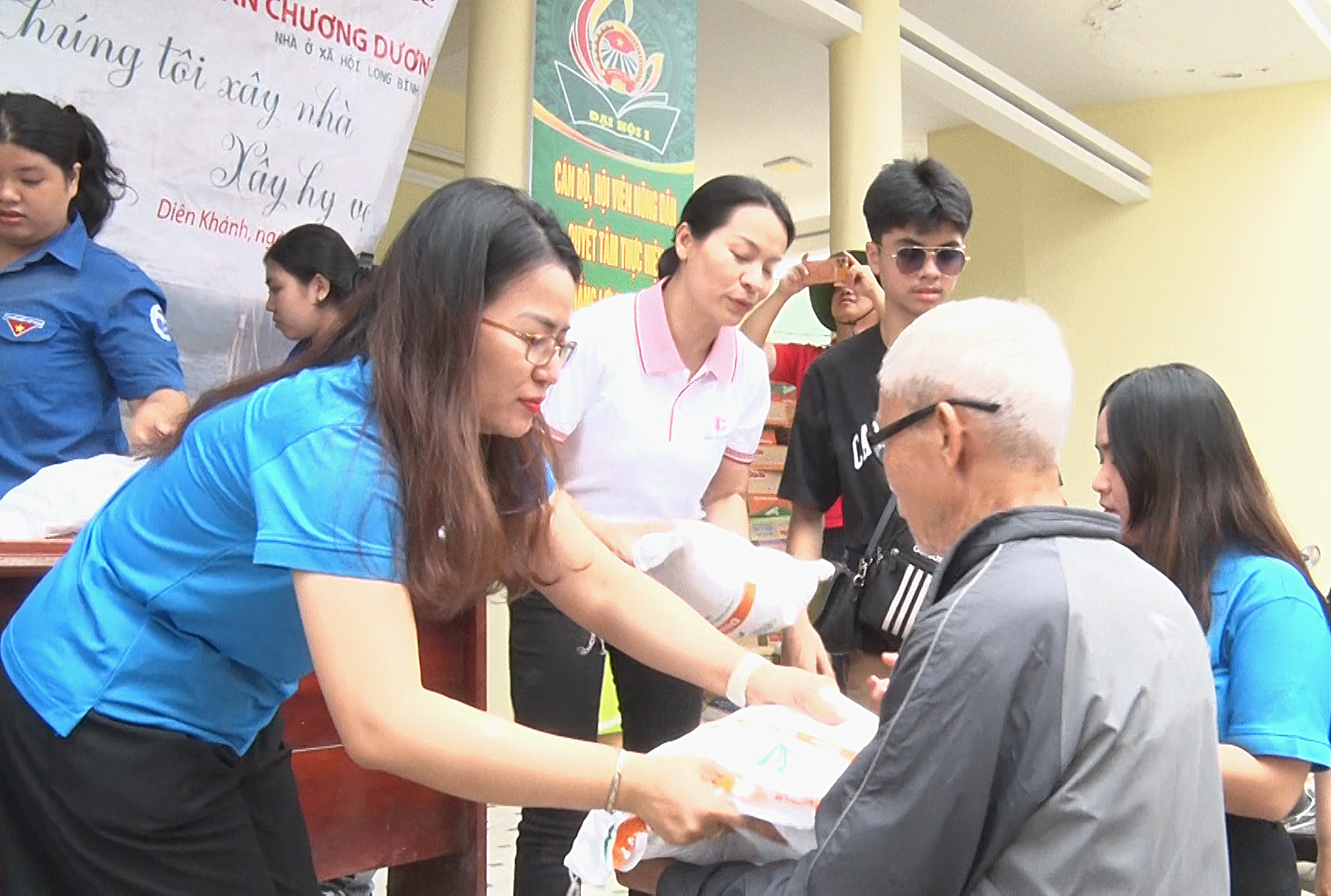 Акціонерне товариство «Чуонг Дуонг» у місті Хошимін надає рис для людей у комуні Дьєн Кхань, постраждалих від повені.