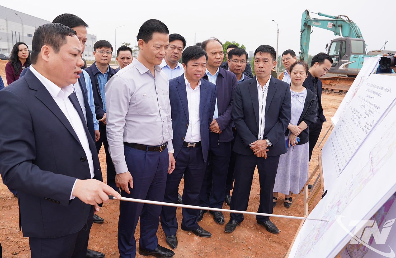 روسای شعبه چهارم مرکز توسعه صندوق زمین منطقهای، در مورد پیشرفت عملیات پاکسازی محل پروژه شهرک صنعتی ین بین ۲ گزارش دادند.