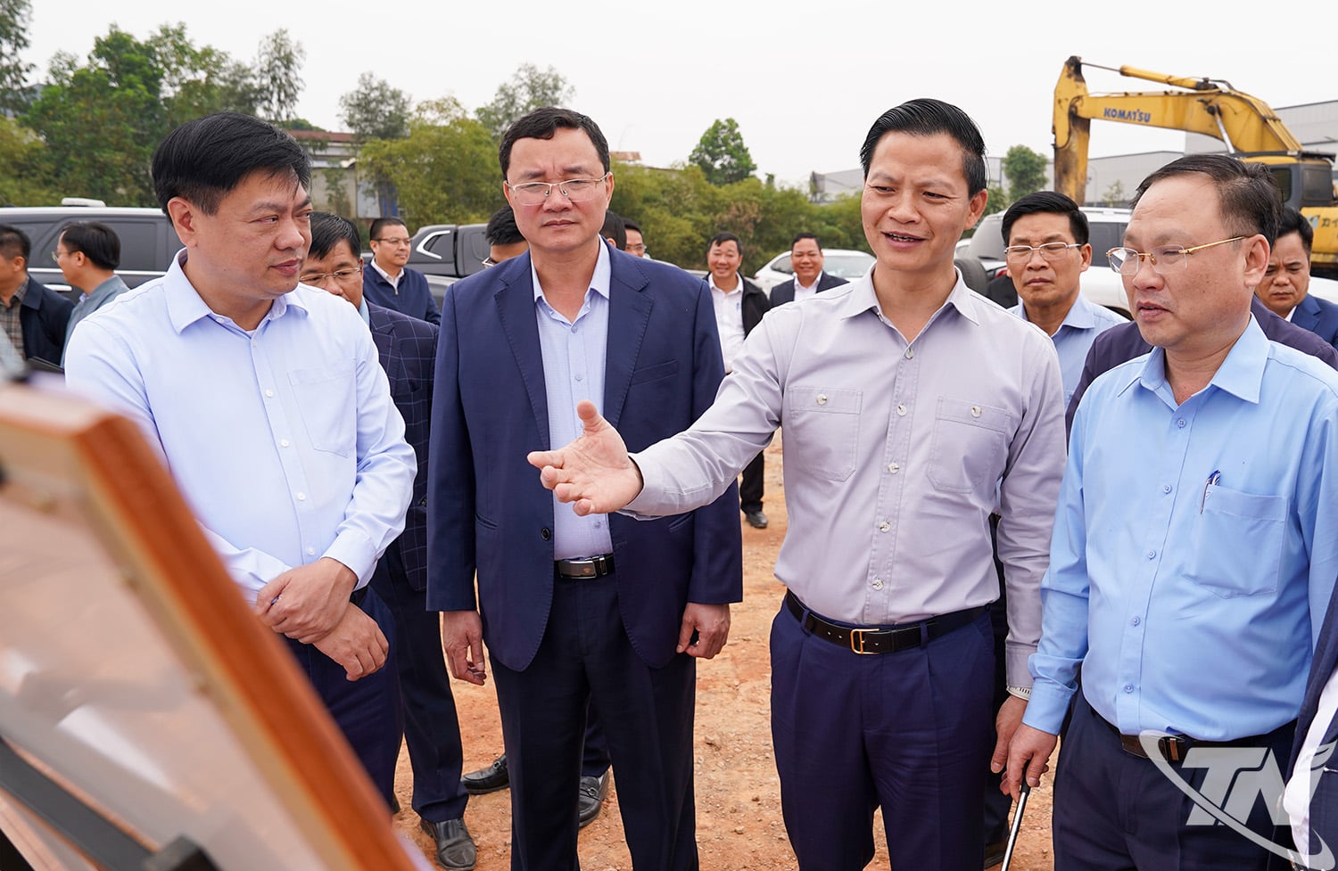 وونگ کوک توآن، رئیس کمیته مردمی استان، از ادارات و شعب درخواست کرد تا فوراً یک «کانال سبز» در رسیدگی به سوابق و رویههای اداری پروژههای سرمایهگذاری زیرساختی شهرک صنعتی ایجاد کنند.