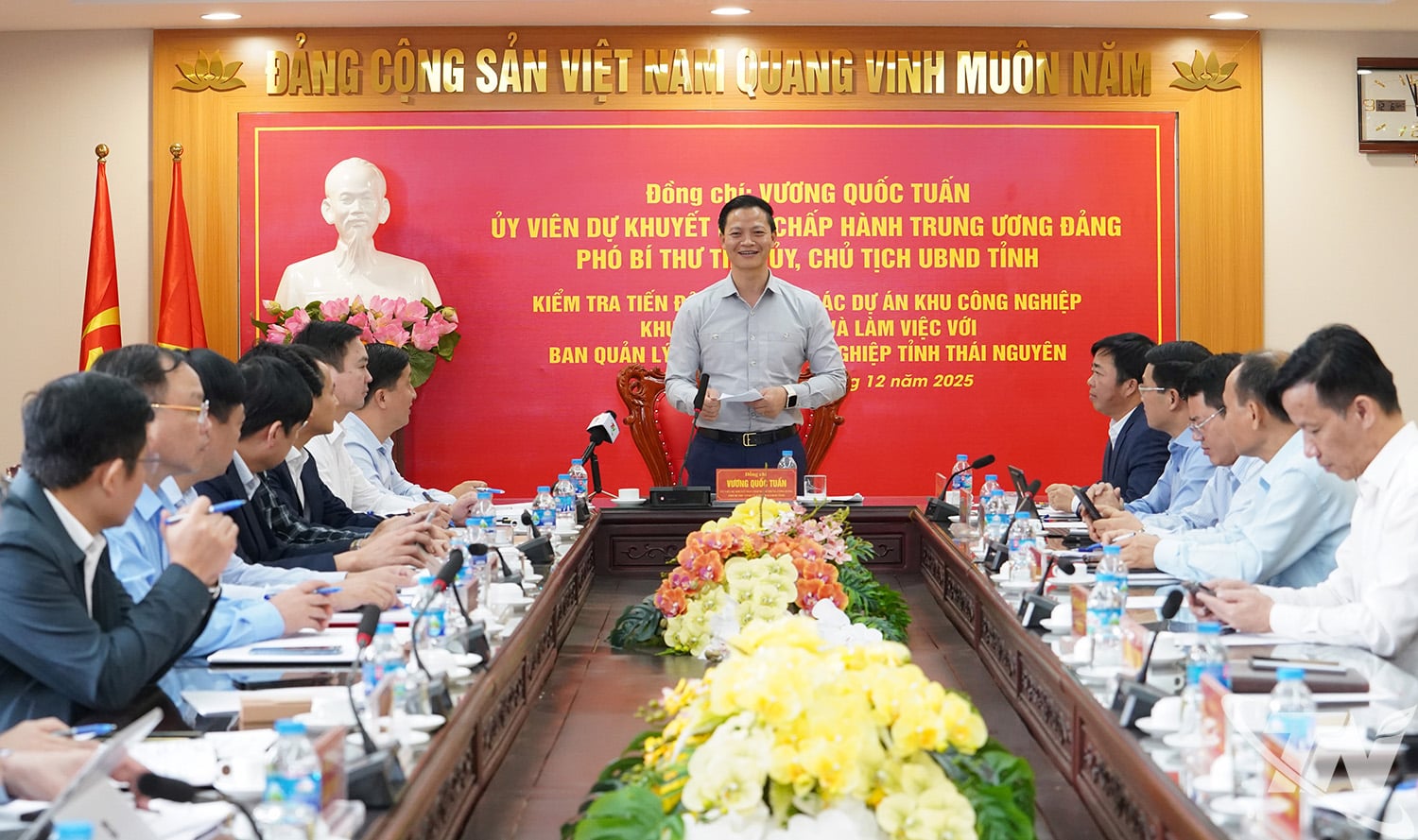 پس از بازرسی میدانی، وونگ کوک توان، رئیس کمیته مردمی استان، ریاست جلسه کاری با هیئت مدیره شهرک صنعتی استان، سرمایهگذاران زیرساختهای شهرک صنعتی و رهبران کمونها و بخشهای جنوبی را بر عهده گرفت.