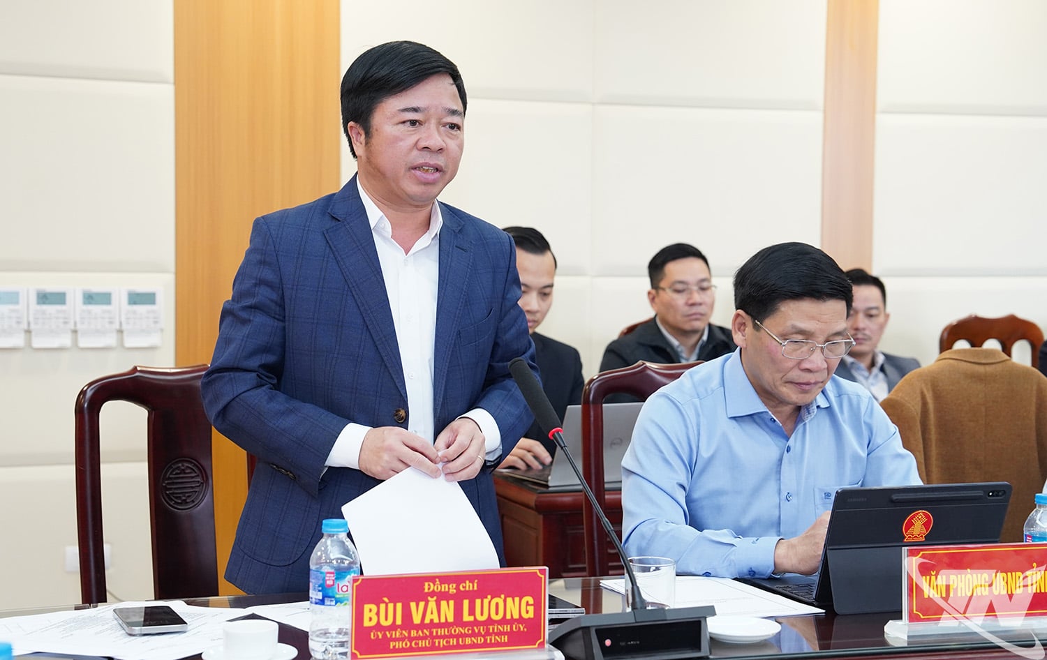 بویی وان لونگ، نایب رئیس کمیته مردمی استان، در این نشست سخنرانی کرد.