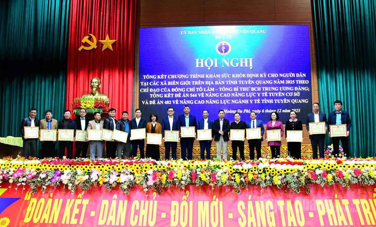 Руководство Департамента здравоохранения вручило Почетные грамоты коллективам, заявившим о выдающихся достижениях в медицинском обследовании и лечении в приграничных районах.