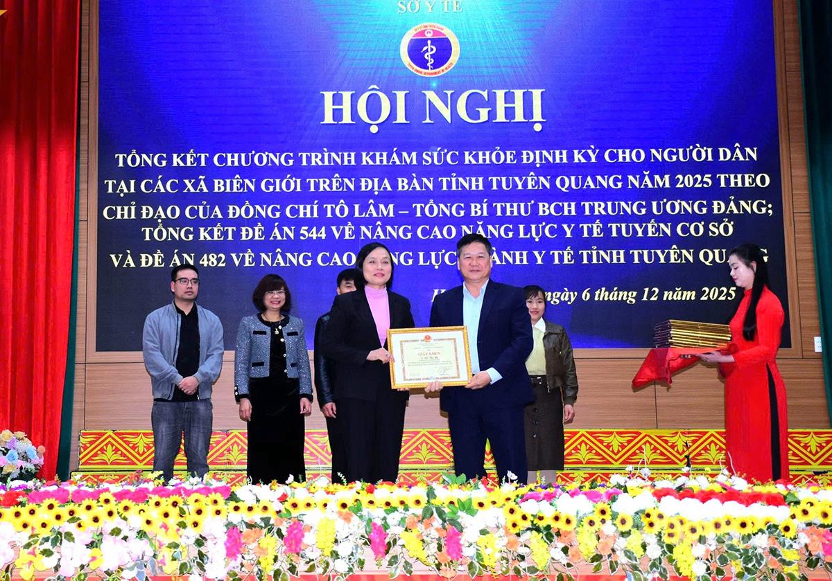 Руководство Департамента здравоохранения вручило Почетные грамоты лицам, добившимся выдающихся успехов в реализации Проекта 554.