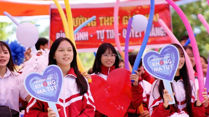 La serie de vídeos ‘Escuelas Libres de Drogas’ de repente alcanzó millones de vistas, ¿por qué? - Foto 1. Trường học không ma túy - Ảnh 1.