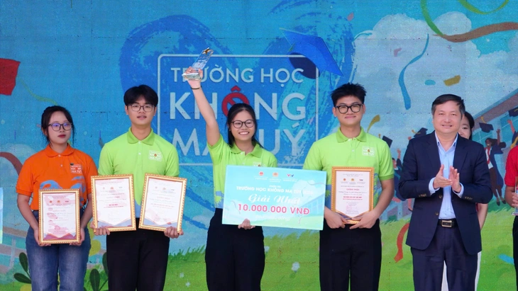 La serie de vídeos ‘Escuelas Libres de Drogas’ de repente alcanzó millones de vistas, ¿por qué? - Foto 2. Trường học không ma túy - Ảnh 2.