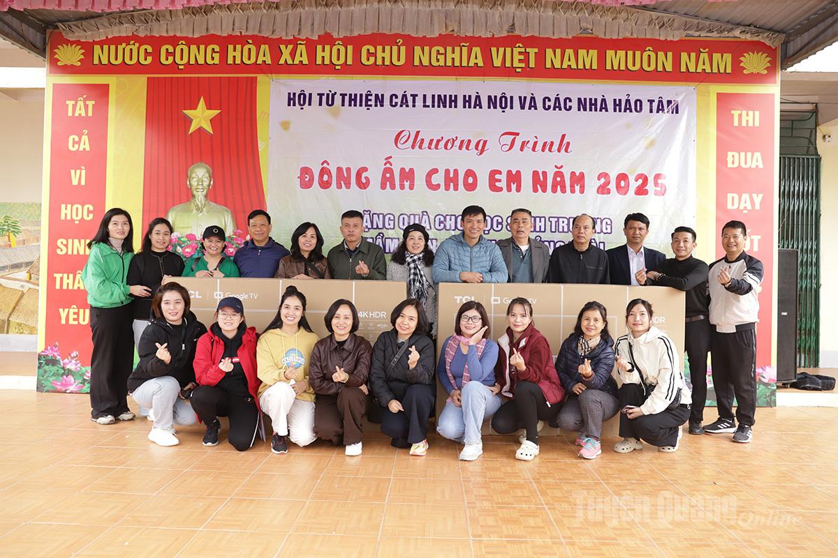 انجمن خیریه هانوی دو تلویزیون ۷۵ اینچی به مدرسه ابتدایی شبانه روزی سونگ تای ویژه اقلیتهای قومی اهدا کرد.