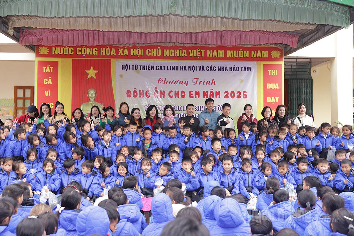 انجمن خیریه کت لین به دانشآموزان دبستان در تانگ مو لباس گرم اهدا کرد.