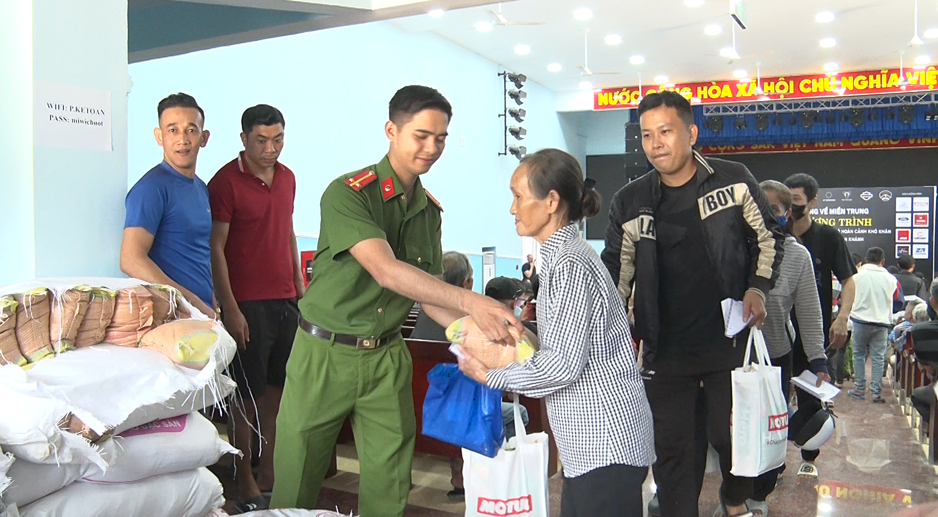 Policie a dárci obce Dien Khanh dávají dary místním obyvatelům.