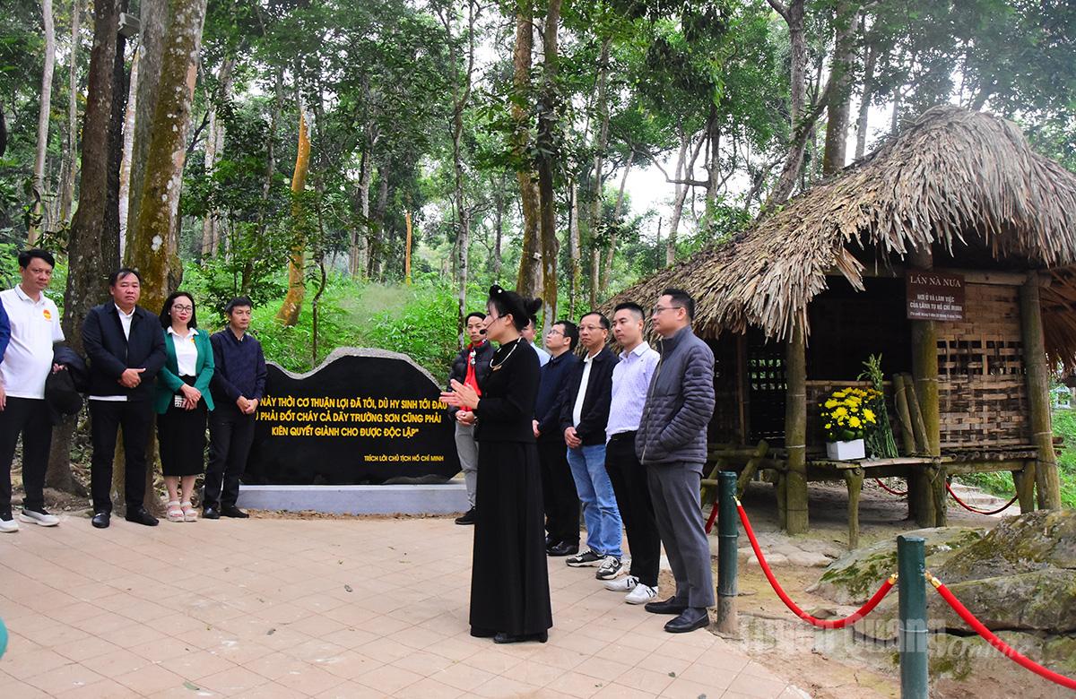 Gruppen lyssnade på berättelser om farbror Ho vid Na Nua-hyddan.