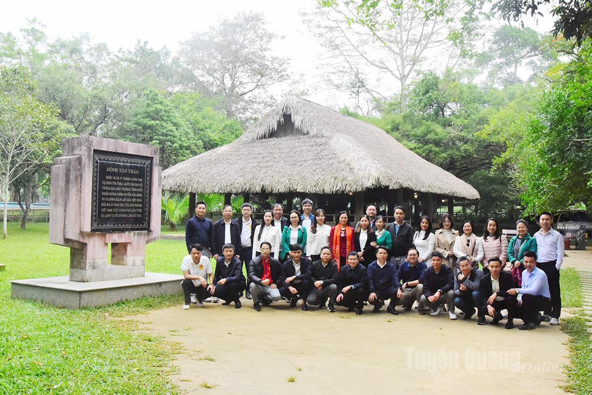 Gruppen tog souvenirfoton vid Tan Traos kommunala hus.