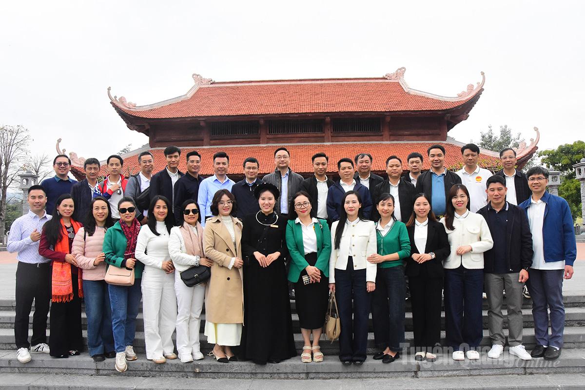 Delegationen tog souvenirfoton vid minnesmärket över revolutionära föregångare.