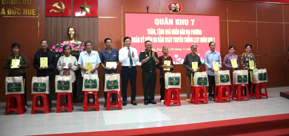 អញ្ជើញជួបសំណេះសំណាល និងប្រគល់អំណោយជូនមាតាបិតា វីរជនវៀតណាម និងគ្រួសារគោលនយោបាយ