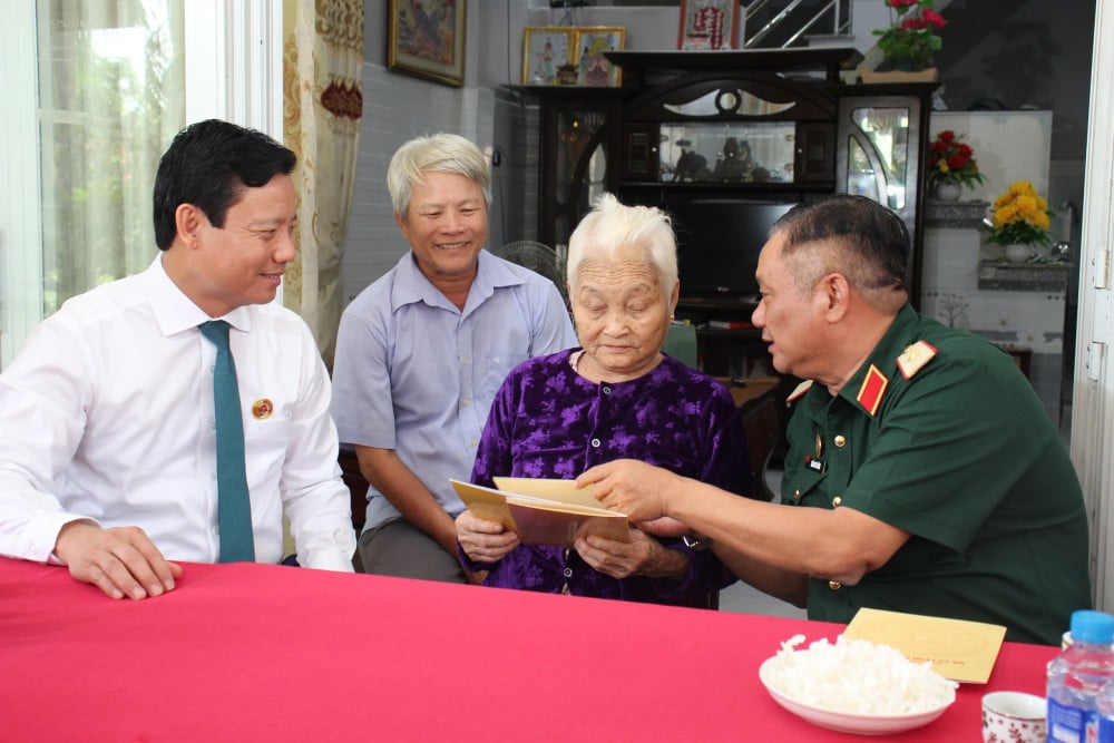 អញ្ជើញជួបសំណេះសំណាល និងប្រគល់អំណោយជូនមាតាបិតា វីរជនវៀតណាម និងគ្រួសារគោលនយោបាយ