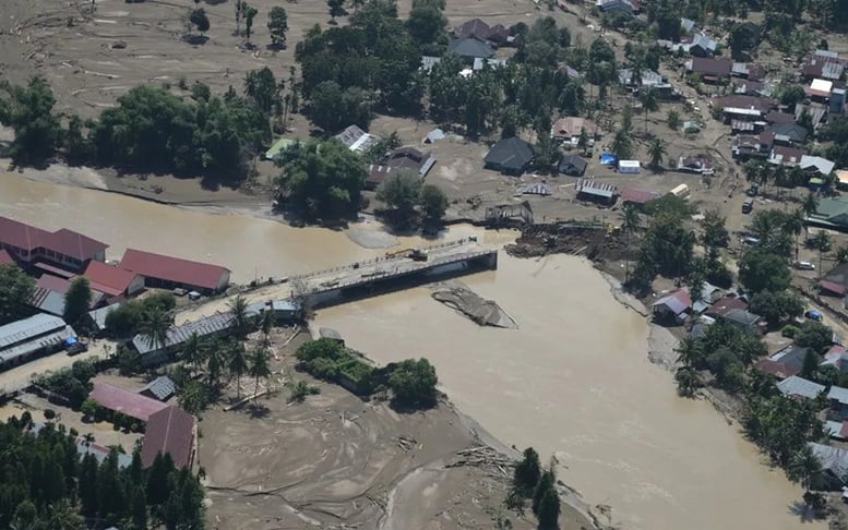ទឹកជំនន់នៅឥណ្ឌូនេស៊ី៖ មនុស្សជាង ៩០០ នាក់បានស្លាប់ និង ៤១០ នាក់បាត់ខ្លួន - រូបថត ១. Lũ lụt tại Indonesia: Hơn 900 người thiệt mạng, 410 người mất tích- Ảnh 1.