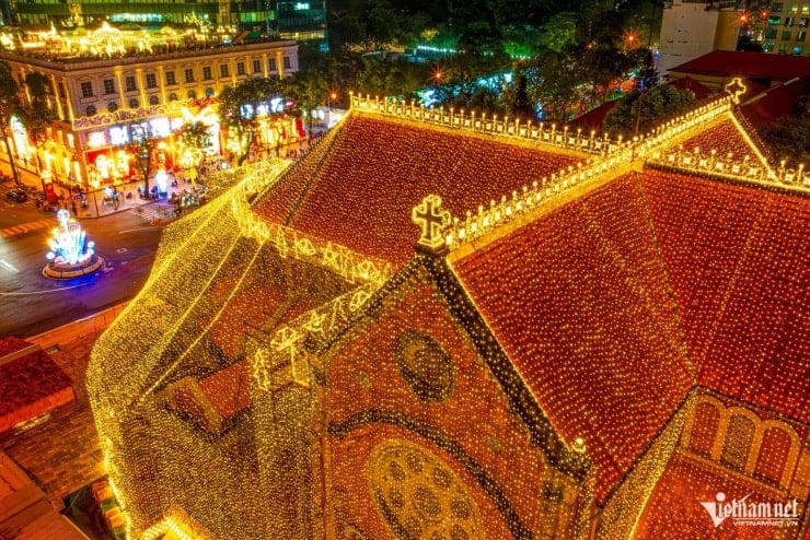 Katedral Notre Dame berkilauan pada permulaan Krismas, menarik pengunjung untuk mendaftar masuk - 3