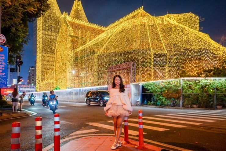 ວິຫານ Notre Dame ຮຸ່ງ​ເຫລື້ອມ​ໃນ​ຕົ້ນ​ບຸນ​ຄຣິສມາສ, ດຶງ​ດູດ​ນັກ​ທ່ອງ​ທ່ຽວ​ມາ​ເຊັກ​ອິນ - 1