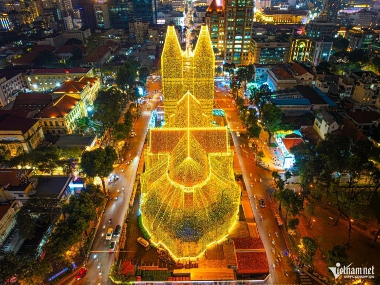 ວິຫານ Notre Dame ຮຸ່ງ​ເຫລື້ອມ​ໃນ​ຕົ້ນ​ບຸນ​ຄຣິສມາສ, ດຶງ​ດູດ​ນັກ​ທ່ອງ​ທ່ຽວ​ມາ​ເຊັກ​ອິນ - 2