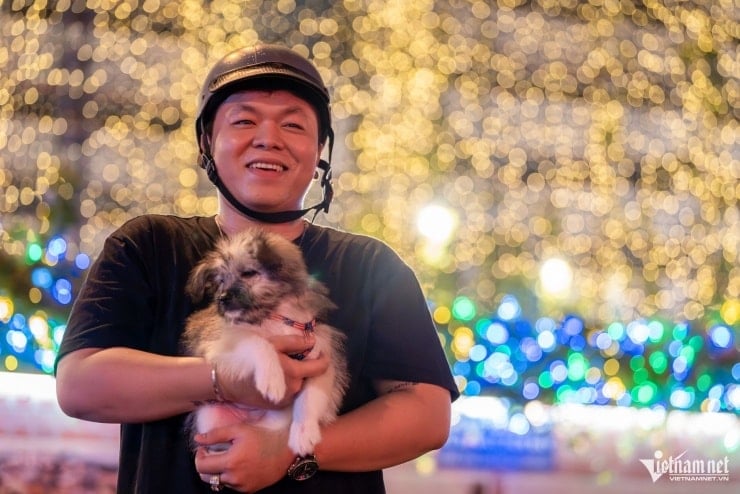 ノートルダム大聖堂はクリスマスの初めに輝き、チェックインに訪れる人々を魅了しています - 11