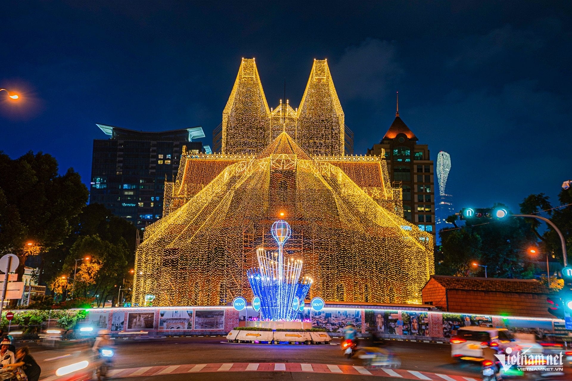 Katedral Notre Dame berkilauan pada permulaan Krismas, menarik pengunjung untuk mendaftar masuk - 5