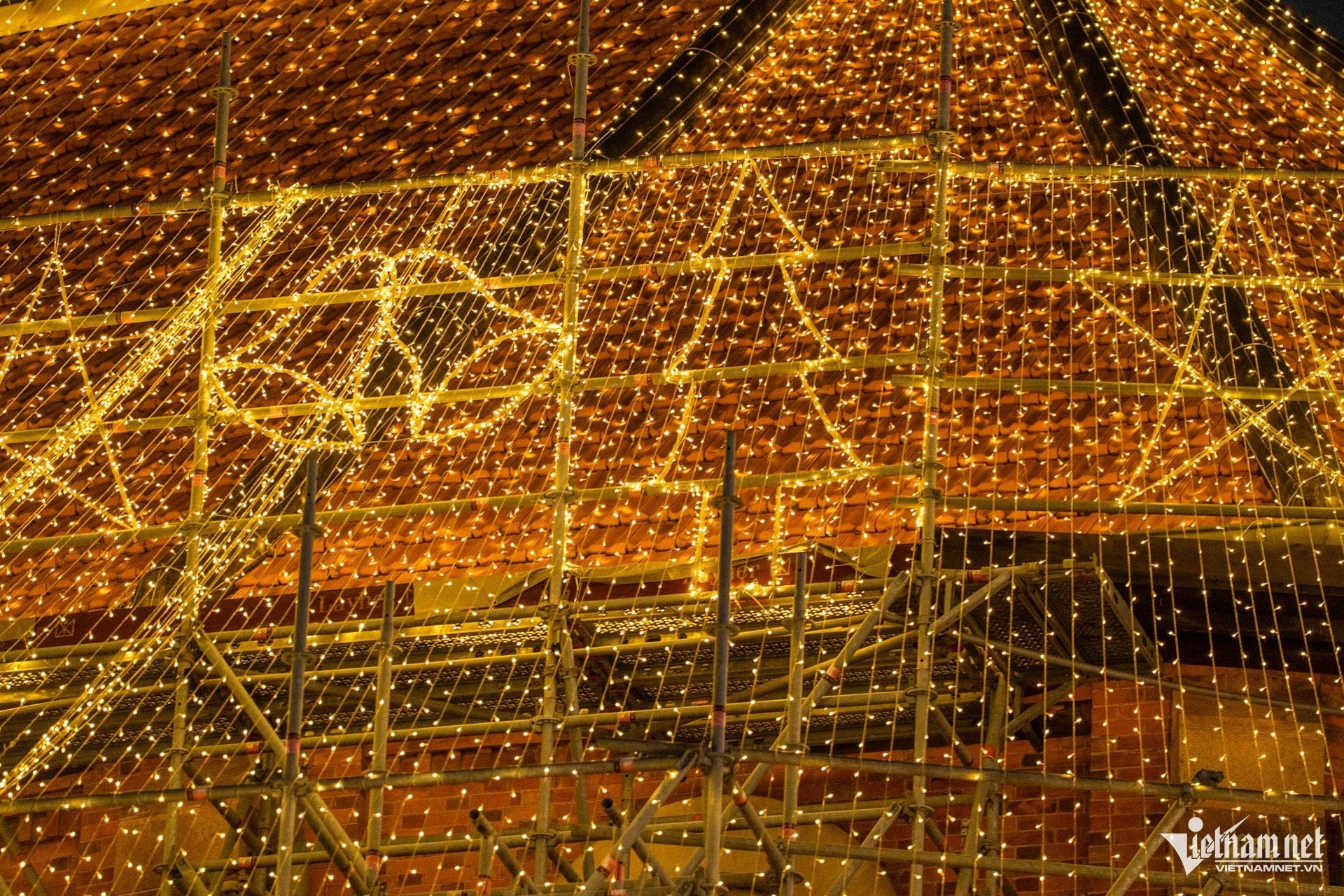 ວິຫານ Notre Dame ຮຸ່ງ​ເຫລື້ອມ​ໃນ​ຕົ້ນ​ບຸນ​ຄຣິສມາສ, ດຶງ​ດູດ​ນັກ​ທ່ອງ​ທ່ຽວ​ມາ​ເຊັກ​ອິນ - 4