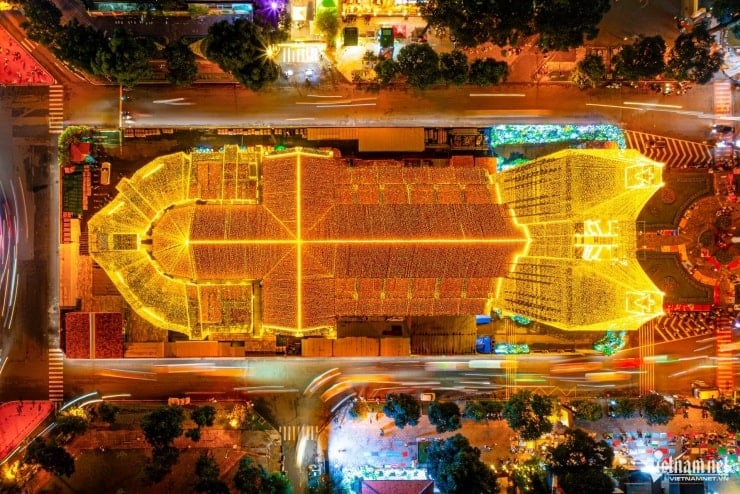 Katedral Notre Dame berkilauan pada permulaan Krismas, menarik pengunjung untuk mendaftar masuk - 6