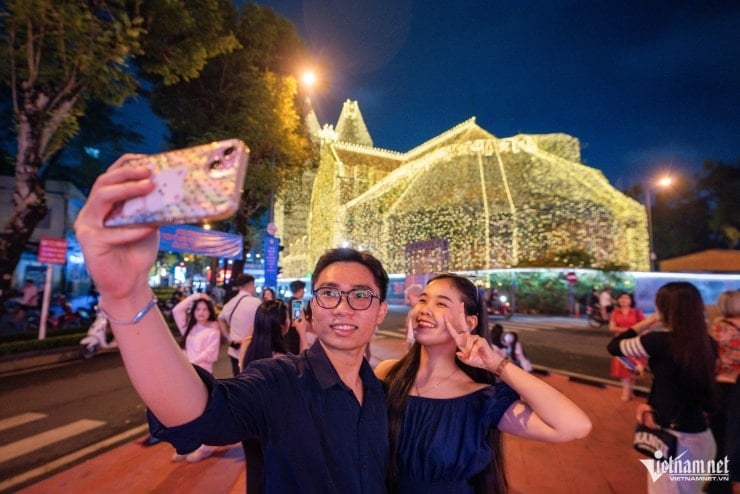 Katedral Notre Dame berkilauan pada permulaan Krismas, menarik pengunjung untuk mendaftar masuk - 7