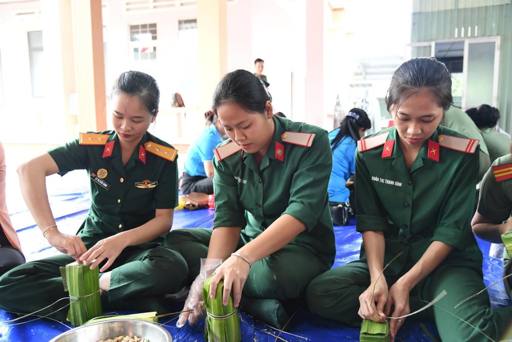 Spennende Banh Tet-innpakningskonkurranse for å feire den tradisjonelle dagen til de væpnede styrkene i militærregion 7