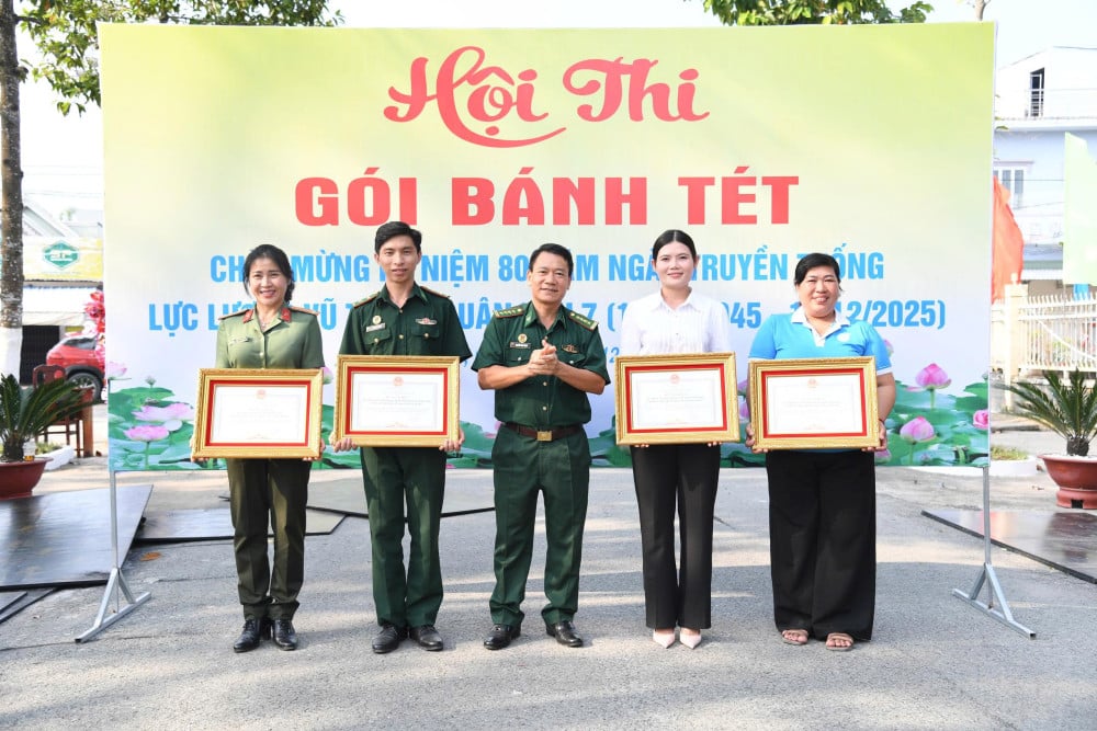Spennende Banh Tet-innpakningskonkurranse for å feire den tradisjonelle dagen til de væpnede styrkene i militærregion 7