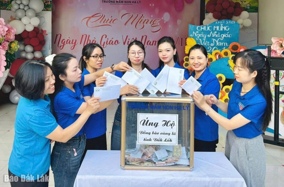 হাই ফং সিটি ইয়ুথ ইউনিয়নের সদস্যরা ডাক লাকের জনগণকে সমর্থন করার জন্য অংশগ্রহণ করে।