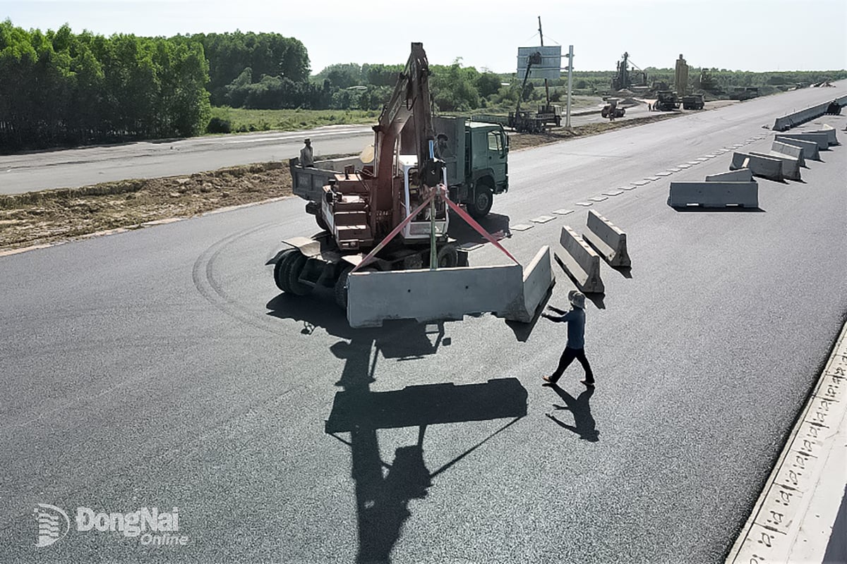 ស្របជាមួយនឹងការសាងសង់កញ្ចប់សំណង់ អ្នកម៉ៅការក៏កំពុងអនុវត្តការដំឡើងប្រព័ន្ធបន្ទះមធ្យមរវាងផ្នែកផ្លូវល្បឿនលឿននៃគម្រោងផងដែរ។ រូបថត៖ Pham Tung