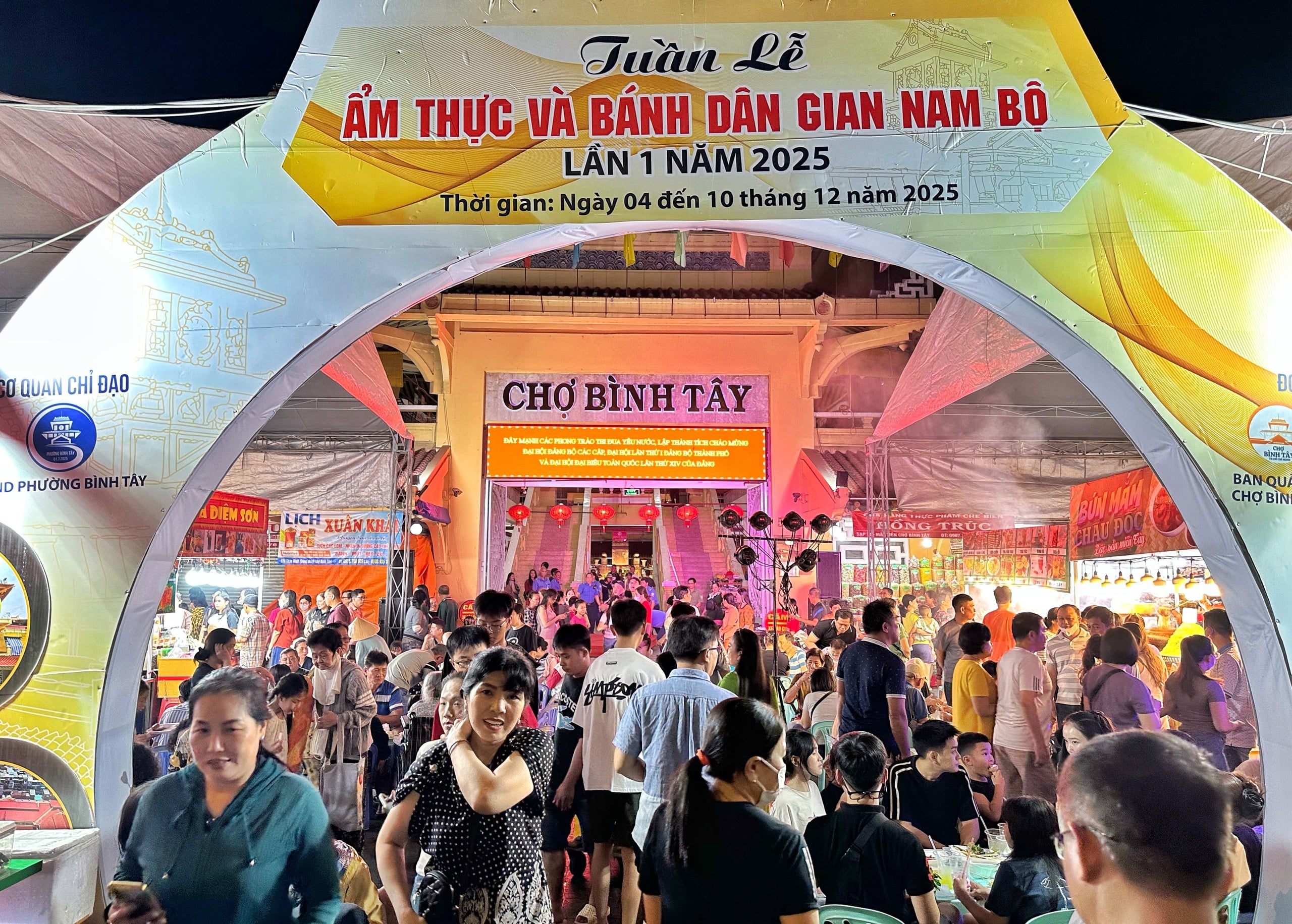 Ngay lúc này: 'Biển người' TP.HCM đổ về lễ hội ẩm thực ở ngôi chợ trăm tuổi - Ảnh 1.