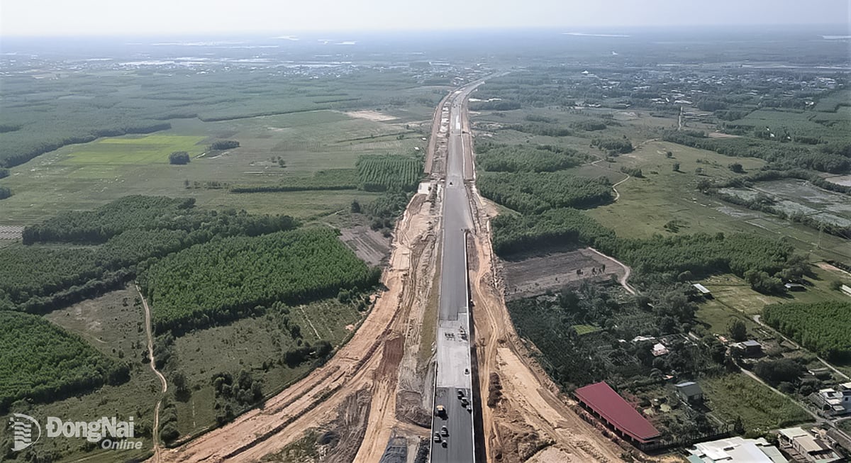 សមាសធាតុទី 3 នៃគម្រោងផ្លូវក្រវ៉ាត់ក្រុងទី 3 - ទីក្រុងហូជីមិញ ផ្នែកឆ្លងកាត់ខេត្តមានប្រវែងប្រហែល 11 គីឡូម៉ែត្រ។ ក្នុងនោះ កំណាត់ផ្លូវល្បឿនលឿន ប្រវែងប្រមាណ ៥គីឡូម៉ែត្រ ត្រូវបានលោកនាយករដ្ឋមន្ត្រី តម្រូវឱ្យបើកឲ្យធ្វើចរាចរណ៍ ឲ្យបានមុនថ្ងៃទី១៩ ខែធ្នូ ឆ្នាំ២០២៥។រូបភាព៖ ផាម ទុង