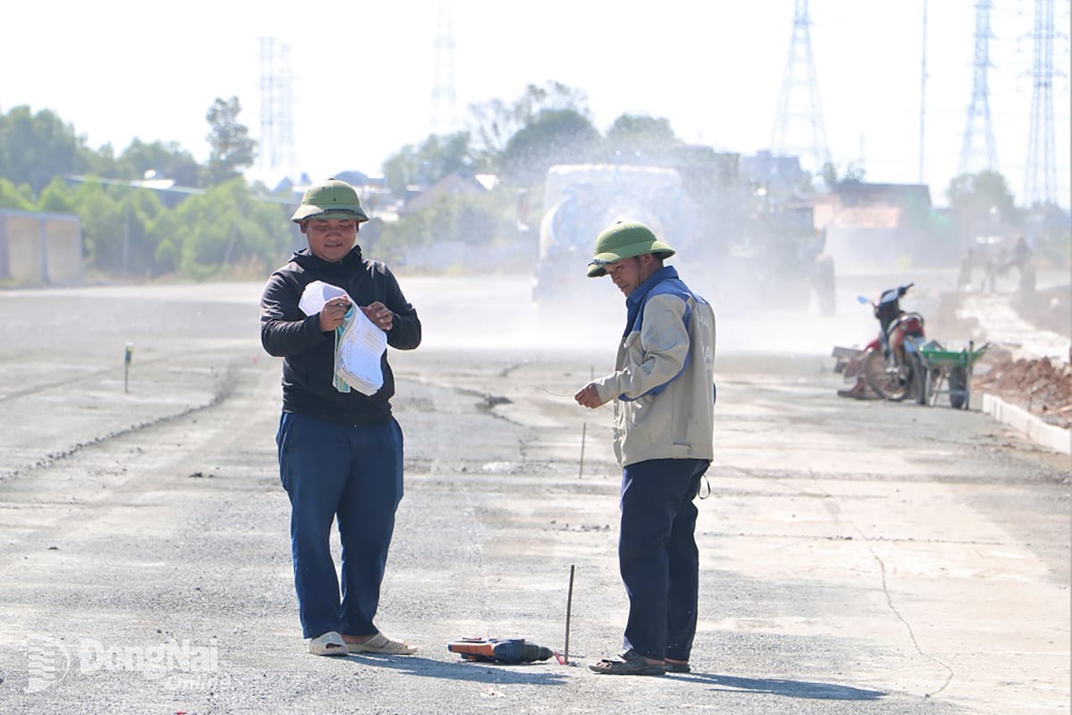 ដើម្បីសម្រេចបាននូវគោលដៅនេះ អ្នកម៉ៅការកំពុងប្រកួតប្រជែងជាមួយនឹងពេលវេលានាពេលបច្ចុប្បន្ននេះ ដើម្បីពន្លឿនដំណើរការសាងសង់។ នៅចុងសប្តាហ៍ការដ្ឋានសំណង់នៅតែរក្សាភាពអ៊ូអរ។ រូបថត៖ Pham Tung