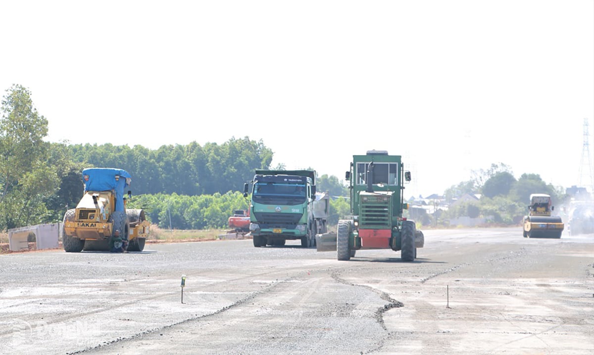 គ្រឿងចក្រ និងបរិក្ខារត្រូវបានប្រមូលផ្តុំដើម្បីសាងសង់គម្រោងនេះ សូម្បីតែនៅថ្ងៃឈប់សម្រាក ដើម្បីបញ្ចប់គោលដៅបើកចរាចរណ៍បច្ចេកទេស។ រូបថត៖ Pham Tung